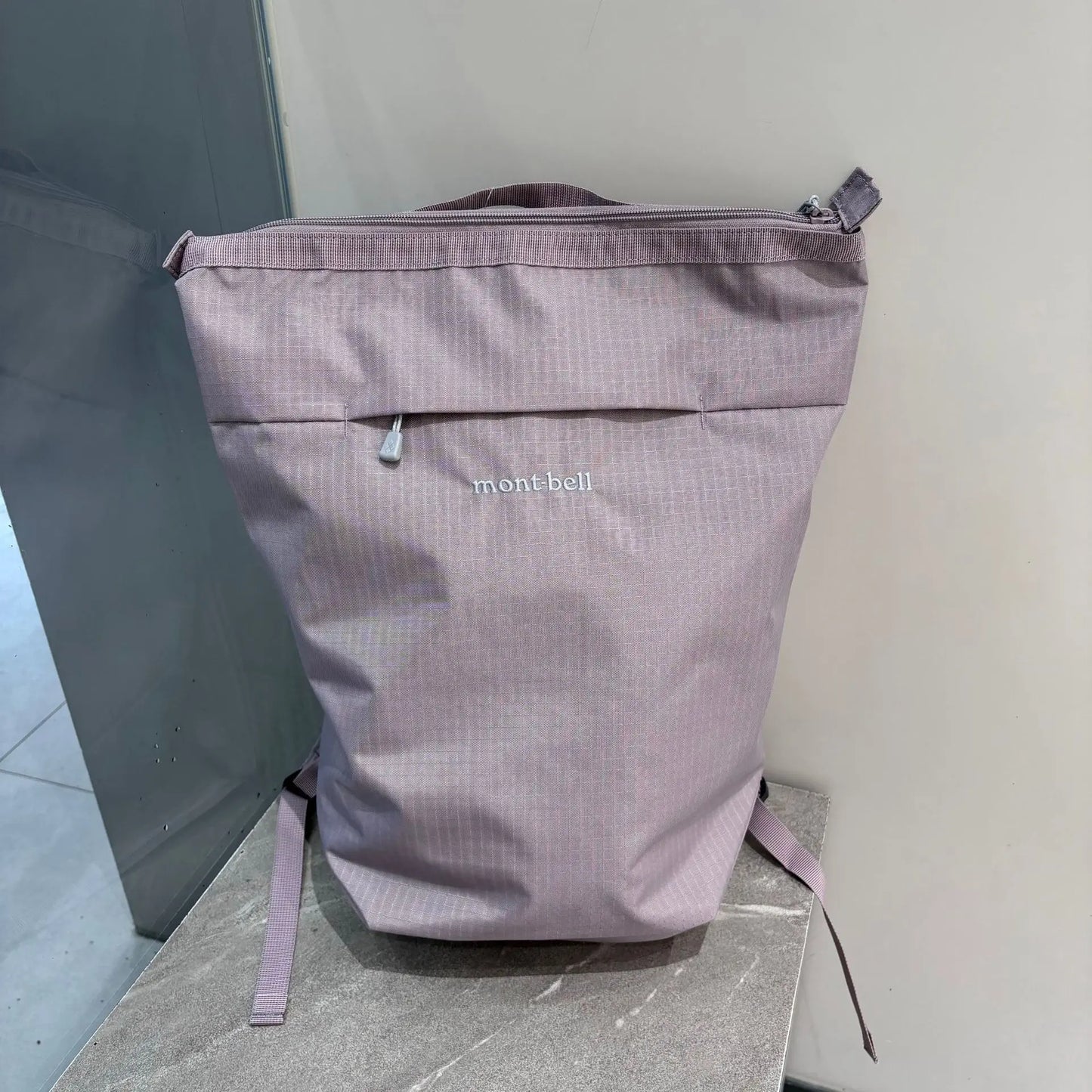 Simple outdoor hiking backpack with large capacity for hiking, climbing, commuting, lightweight backpack for cycling, storage, a
