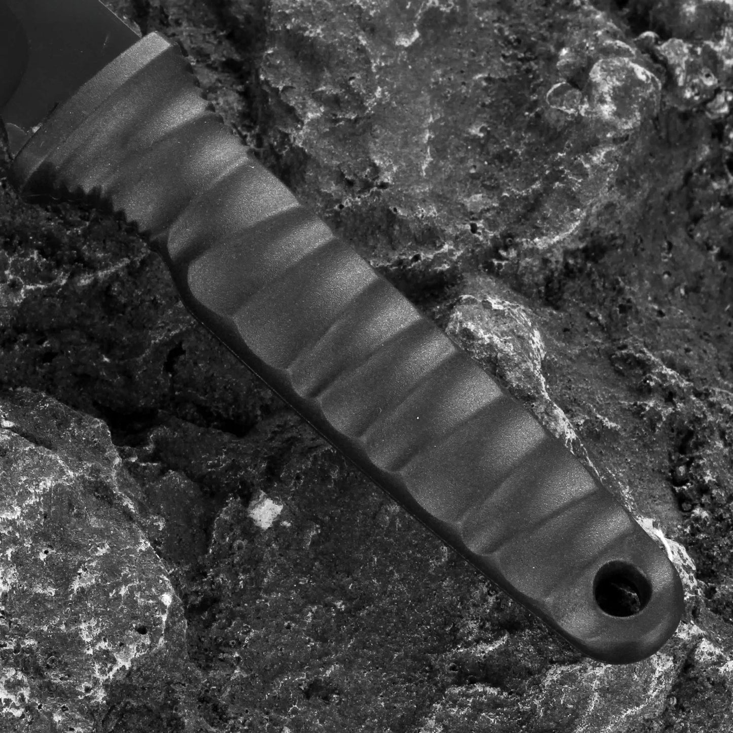 2026 New Outdoor knife self-defense knife outdoor survival knife high hardness one steel portable mountaineering knife ﻿